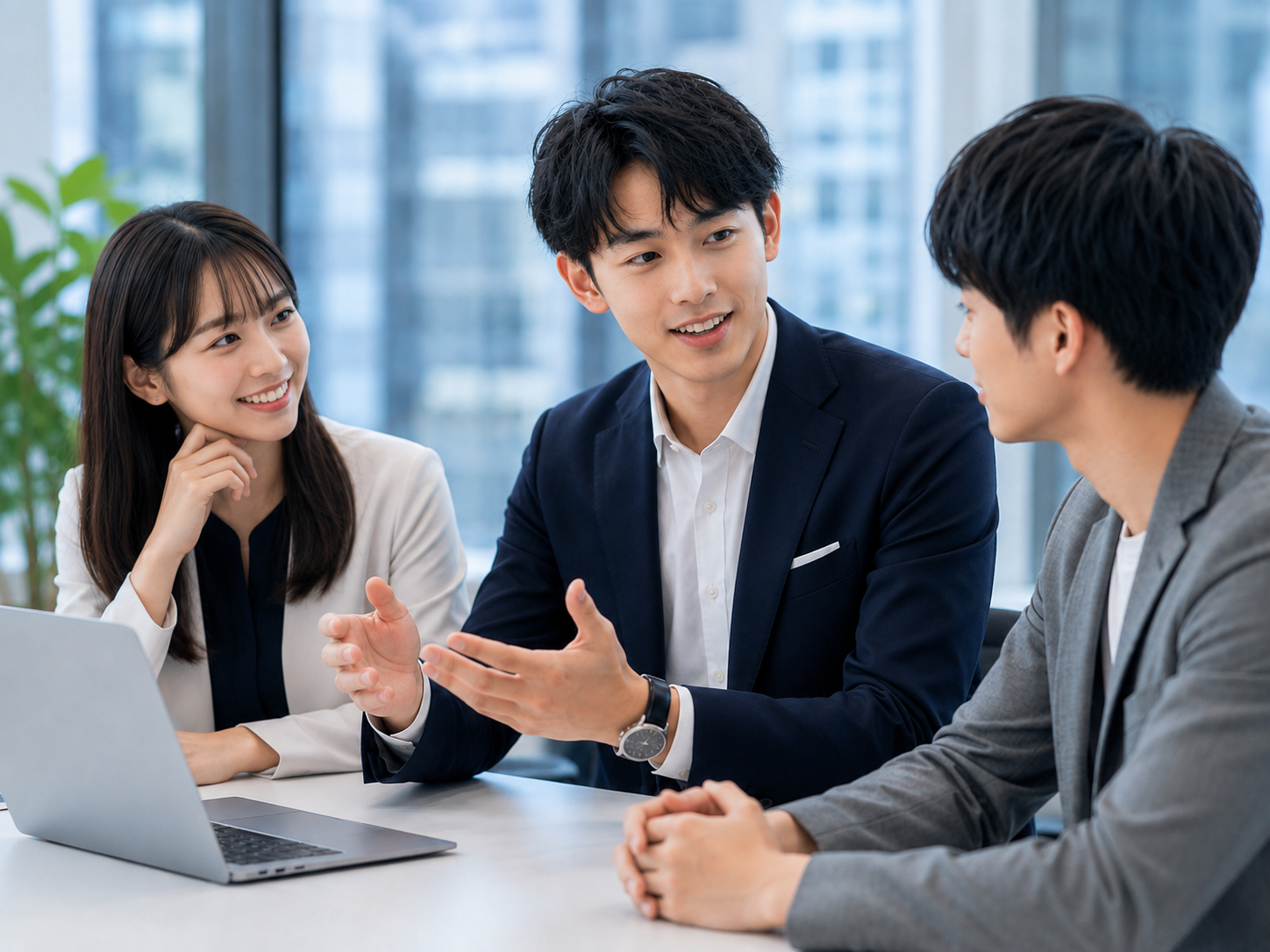 打ち合わせで提案するスタッフと、話を聞く経営者・担当者